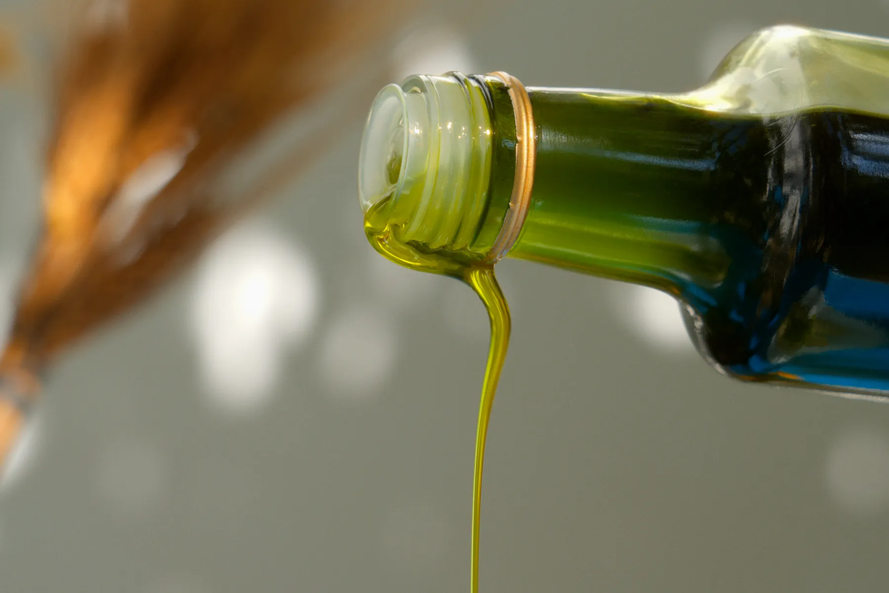 El aceite sale de la boca de la botella.
